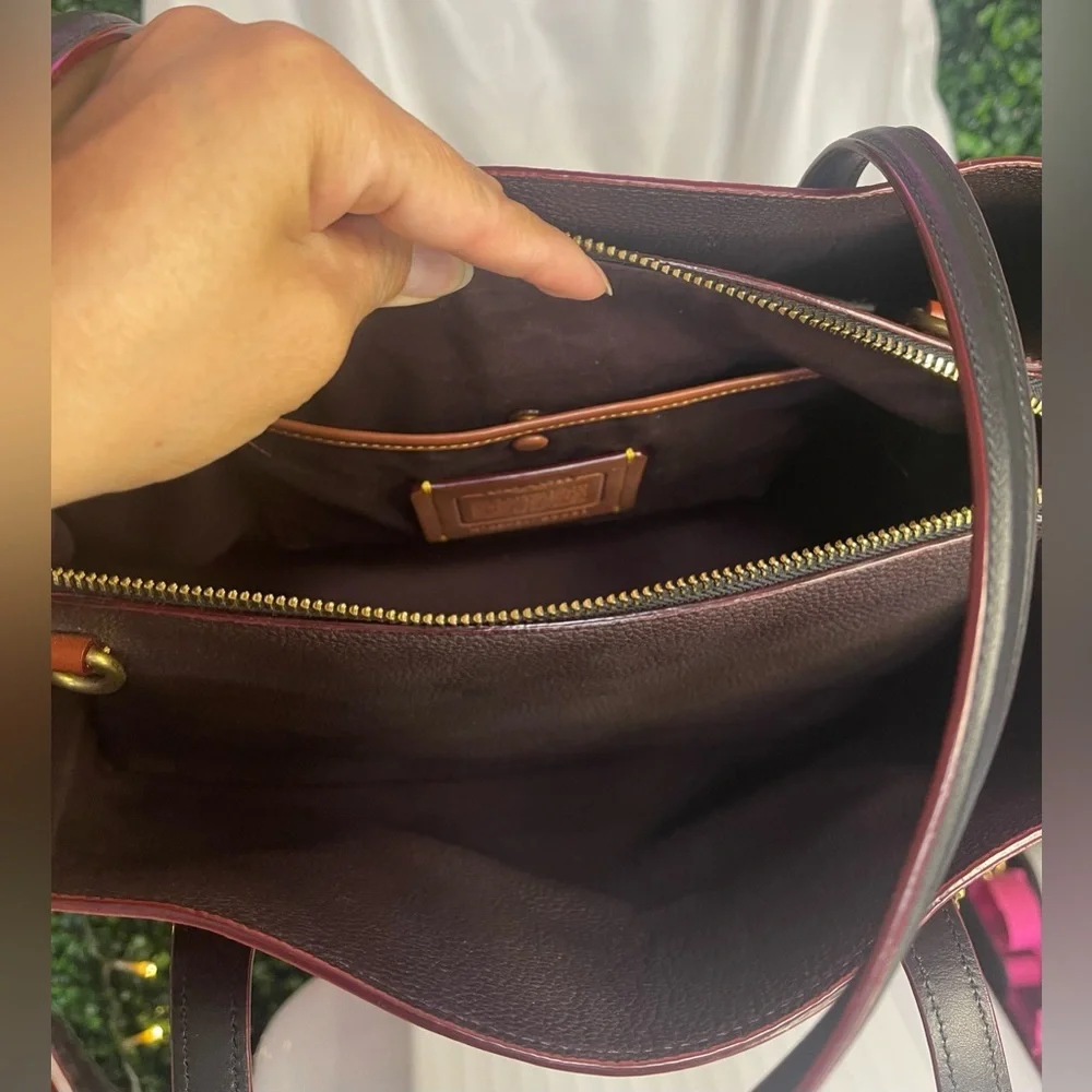 Coach Lora Carryall Triple Compartment Tote Shoulder Bag.‎